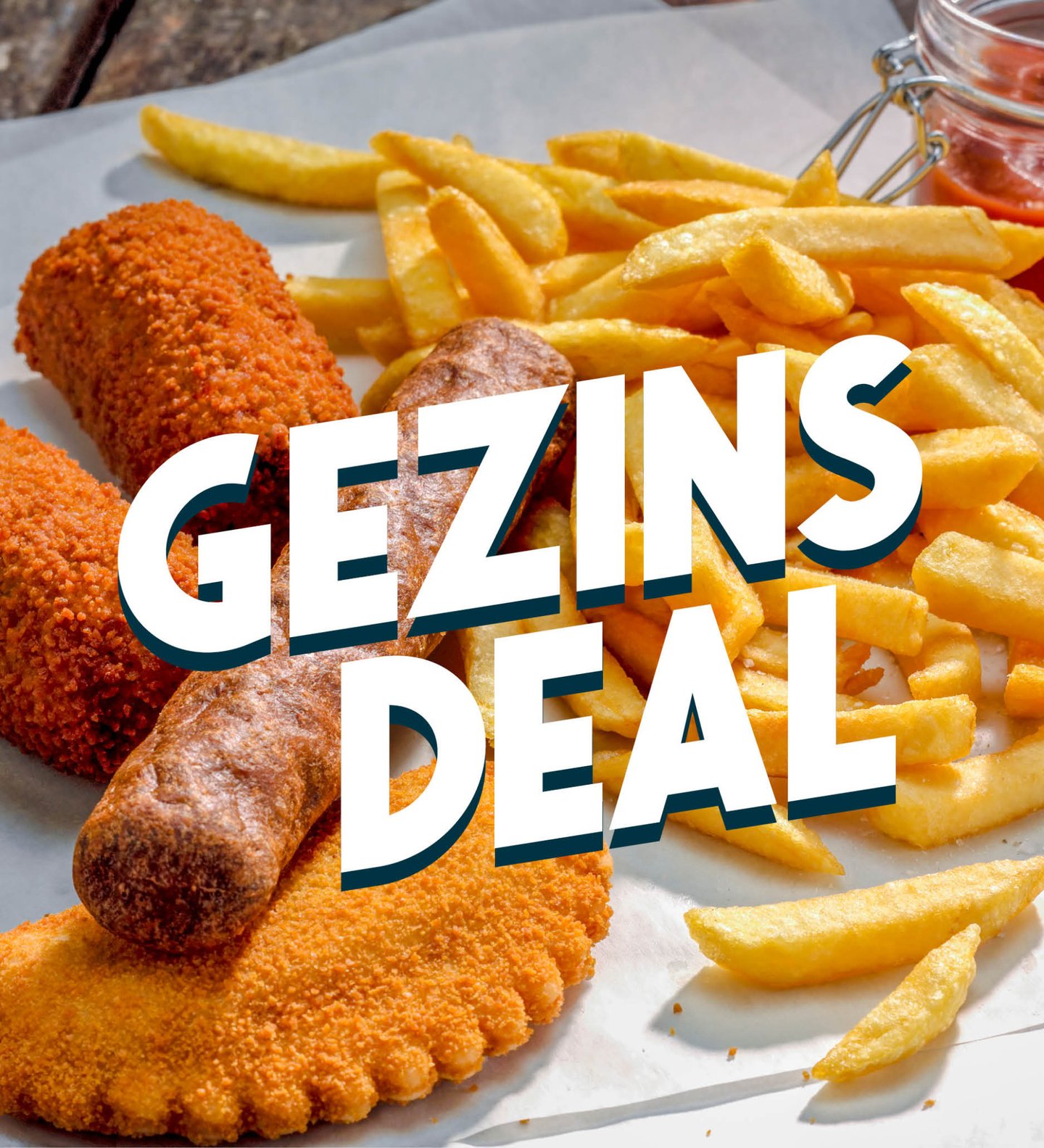 Gezinsdeal, frites met vier snacks naar keuze. Kroket, frikandel en kaassoufflé.